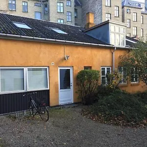  Guest house In Quiet Yellow Courtyard